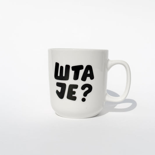 bela keramička šolja sa ćiriličnim, crnim natpisom šta je?